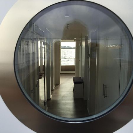 Schwimmendes Ferienhaus Antares One By Seeblick Ferien Oro, Rundum Wasser, Sauna أوبلينتيز المظهر الخارجي الصورة