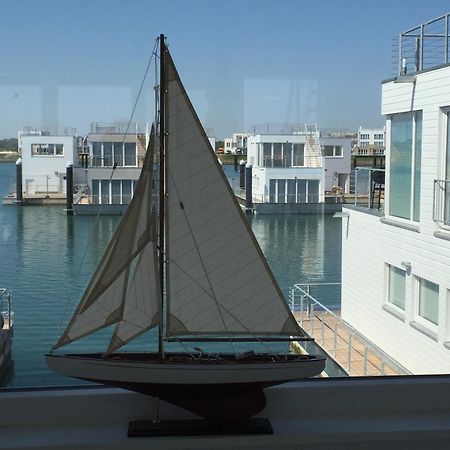 Schwimmendes Ferienhaus Antares One By Seeblick Ferien Oro, Rundum Wasser, Sauna أوبلينتيز المظهر الخارجي الصورة