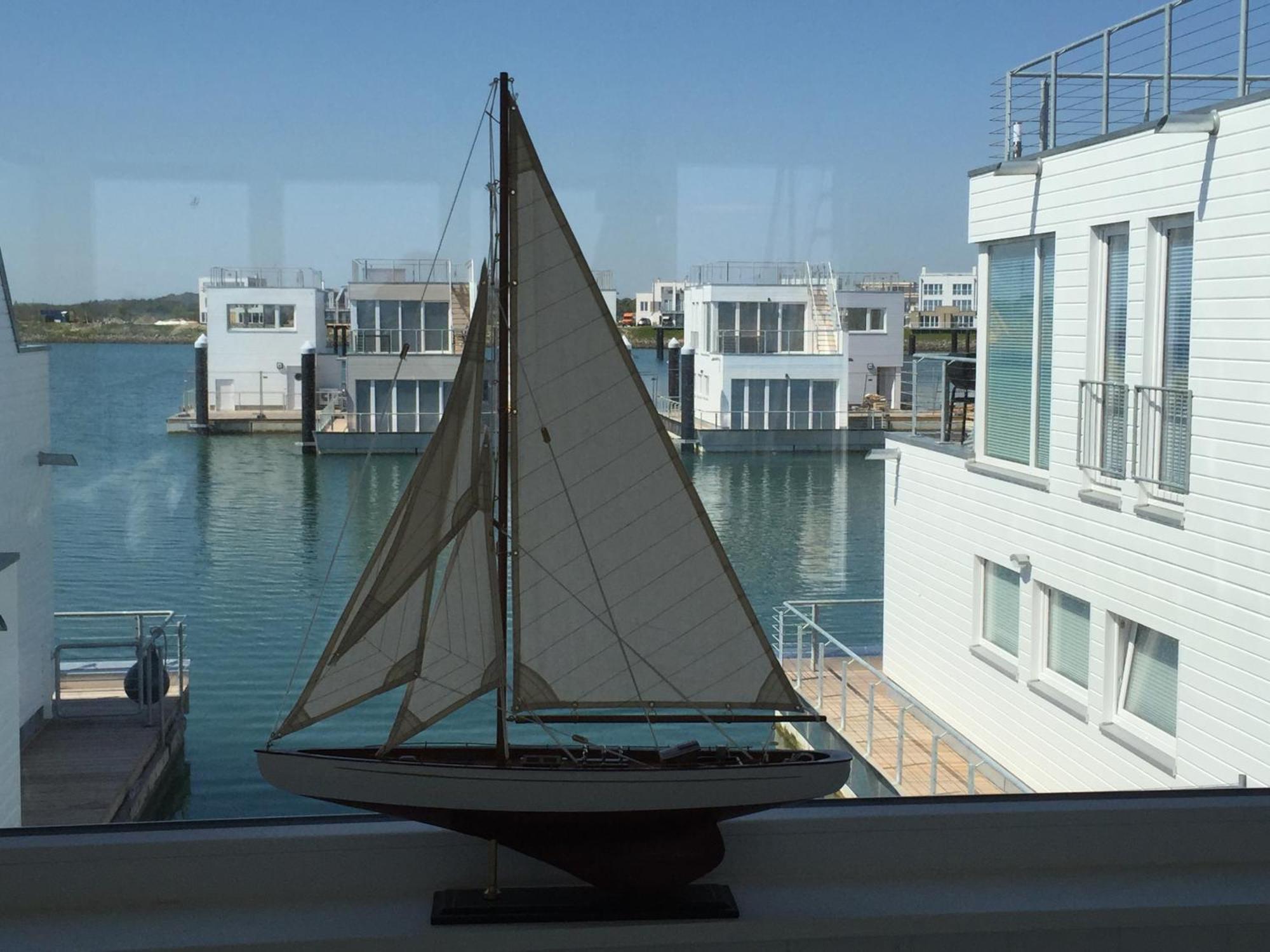 Schwimmendes Ferienhaus Antares One By Seeblick Ferien Oro, Rundum Wasser, Sauna أوبلينتيز المظهر الخارجي الصورة