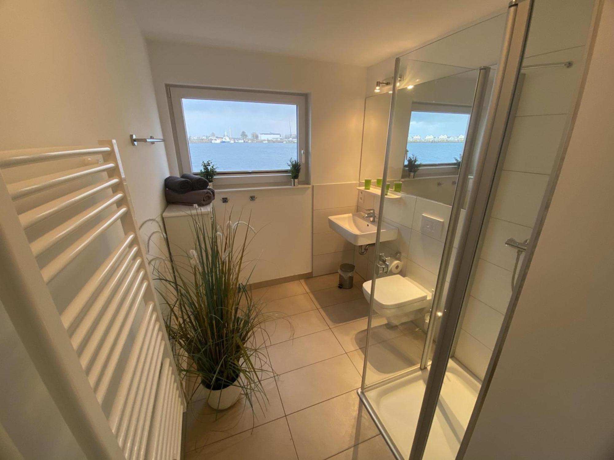 Schwimmendes Ferienhaus Antares One By Seeblick Ferien Oro, Rundum Wasser, Sauna أوبلينتيز المظهر الخارجي الصورة